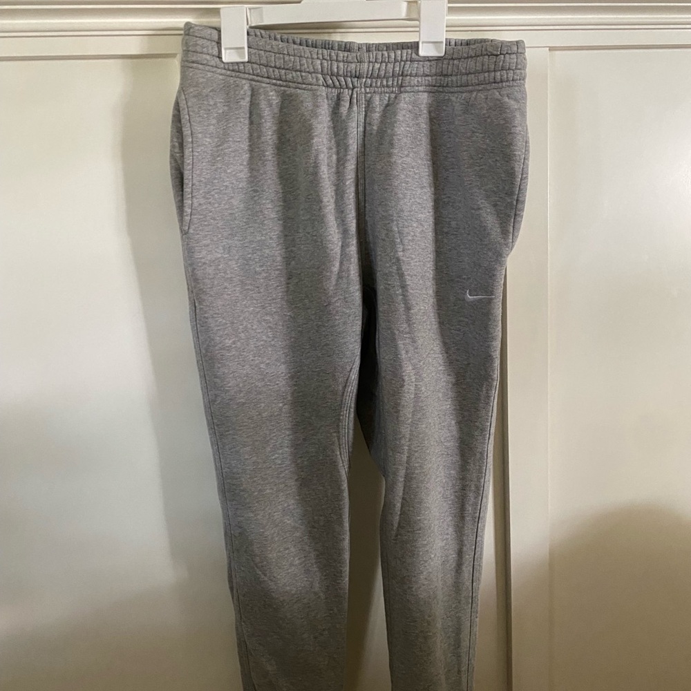 Men’s gray NIKE sweatpants with drawstring